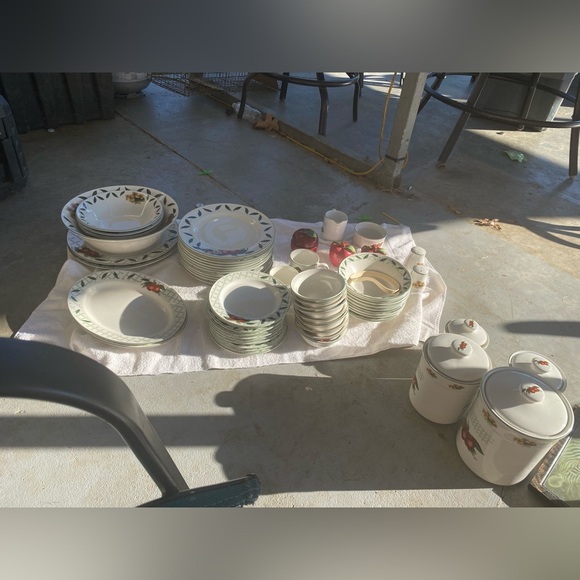 60 piece apple set. Great condition!
